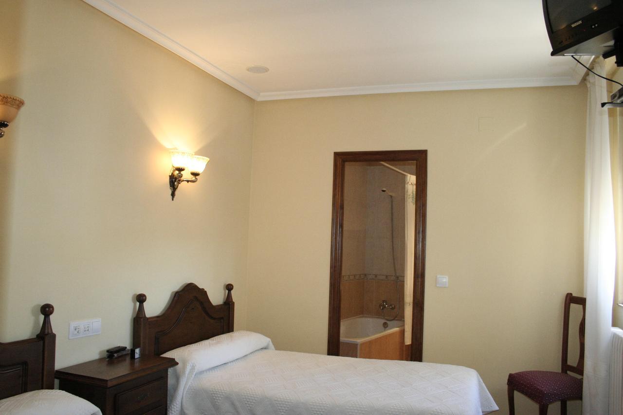 Hostal Restaurante Raton Paredes de Nava Exterior photo